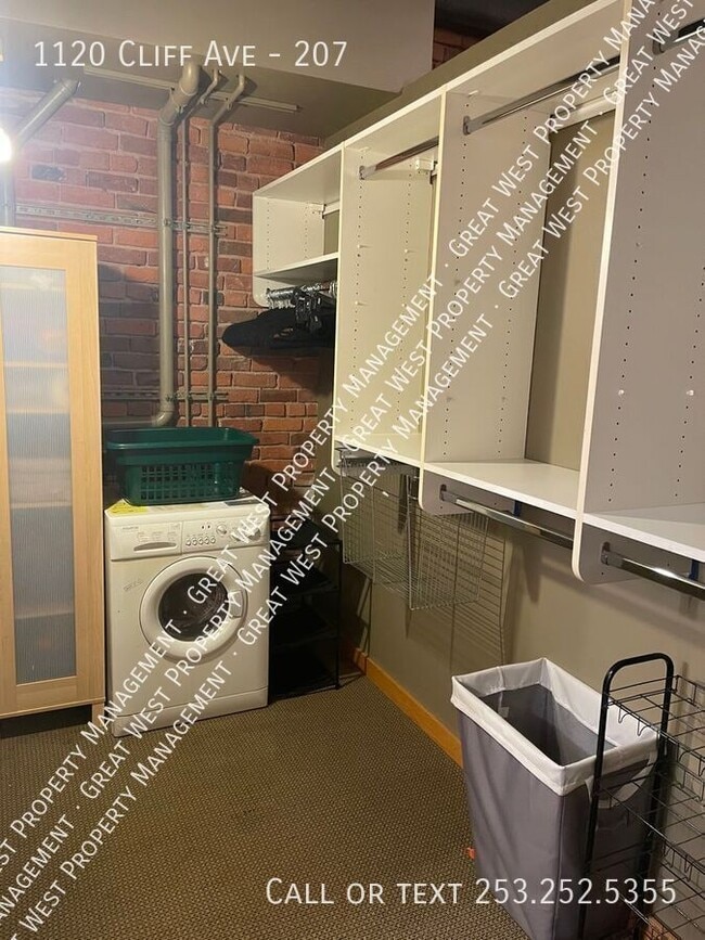 Building Photo - 1120 E Cliff Ave