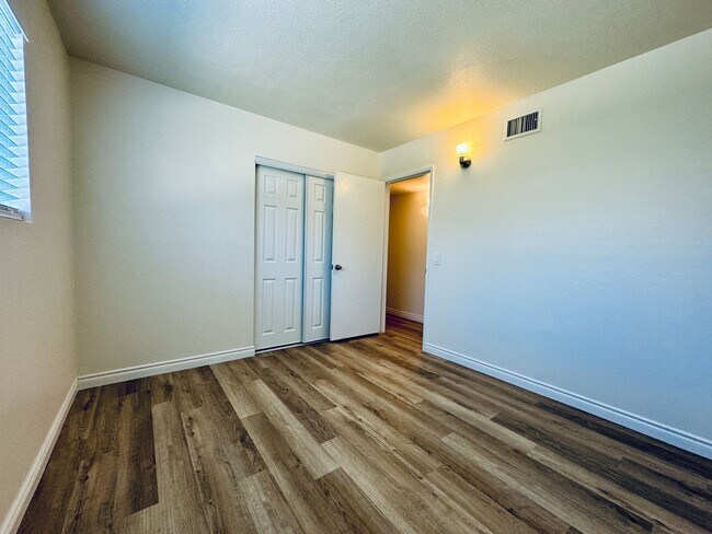 Building Photo - 2105 E Petunia St