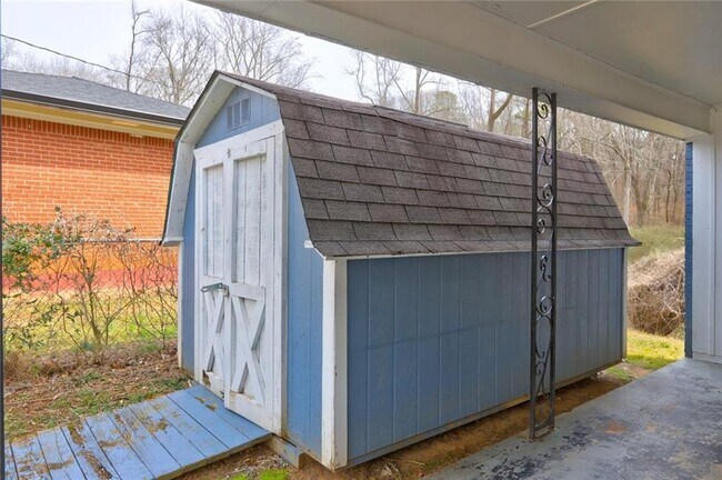 Building Photo - 667 Tara Cir SE