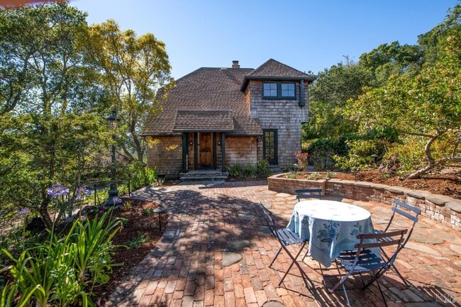 Building Photo - 20 Vista Dr