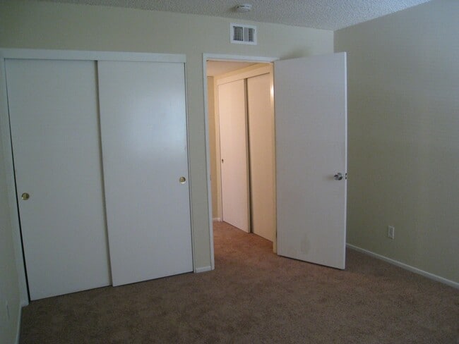 Building Photo - SPARKLING CONDO, UPPER UNIT!