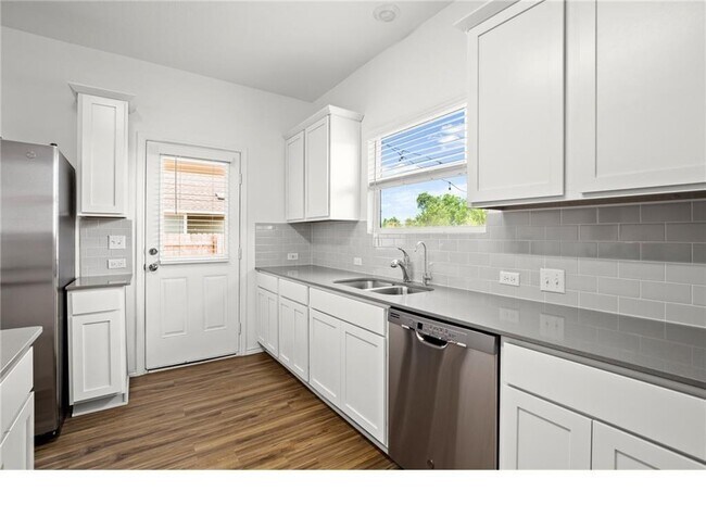 Building Photo - 328 Majestic Cedar Ct