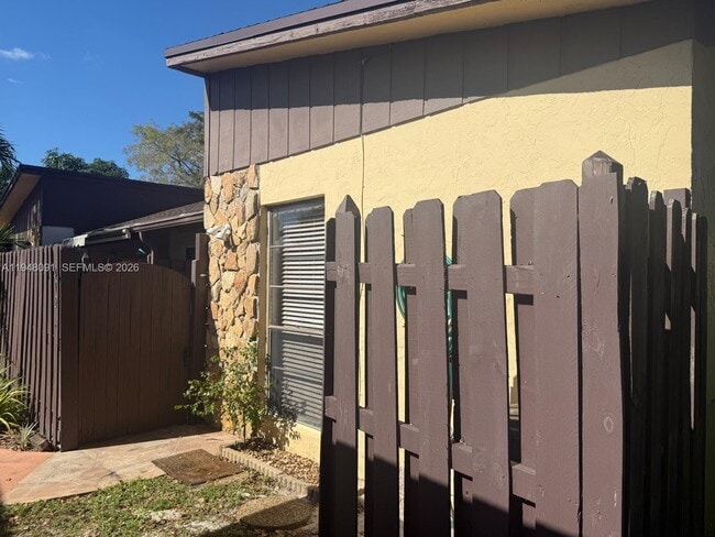 Building Photo - 412 Briarwood Cir