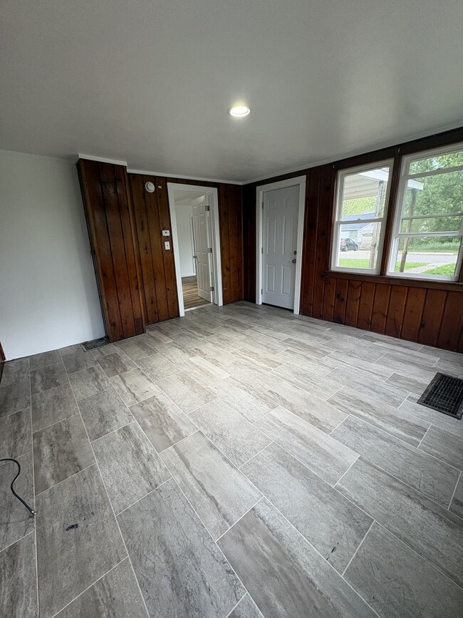Building Photo - 118 E Alden Ave