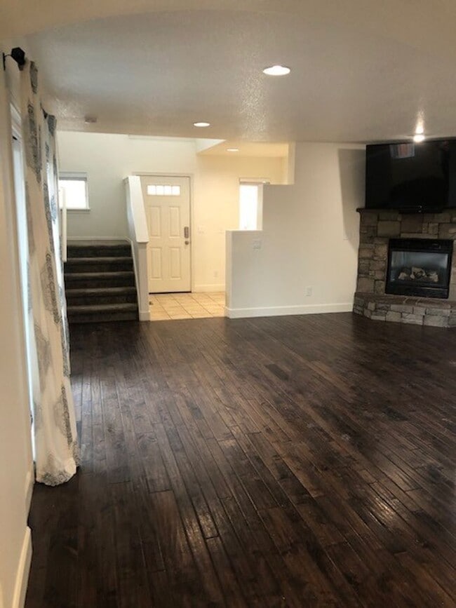 Building Photo - Gorgeous 4 Bedroom Home in Sun Meadow