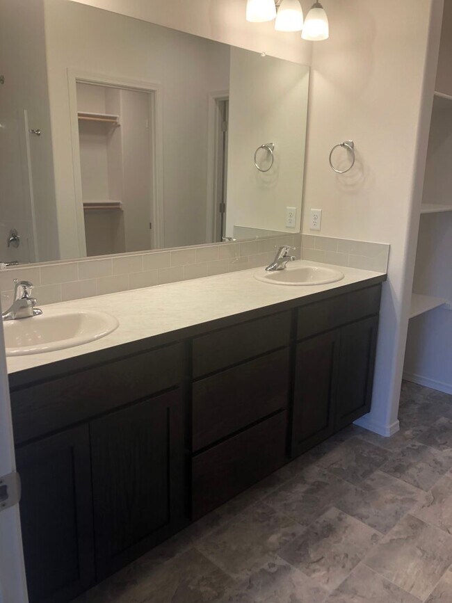 Building Photo - 1/2 Off Deposit!! 3 Bed Home for Rent!