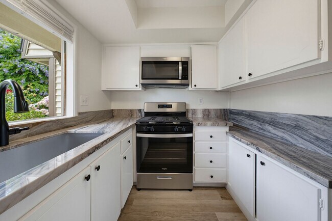 Building Photo - Charming 2-Bedroom Townhouse for Rent in Huntington Beach!