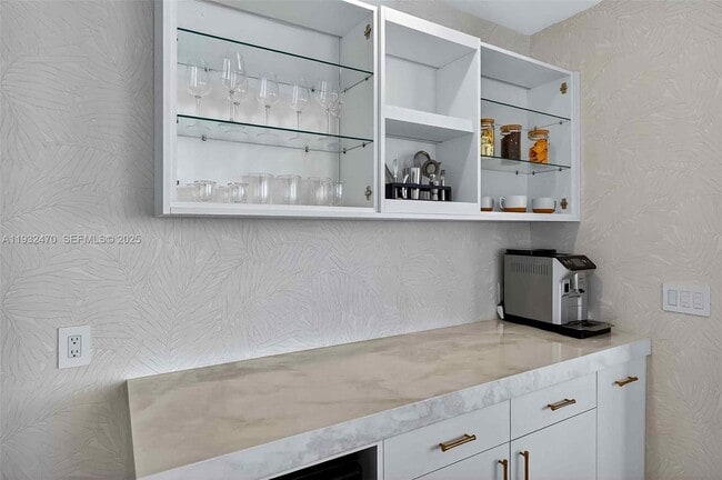 Building Photo - 700 NE 24th St