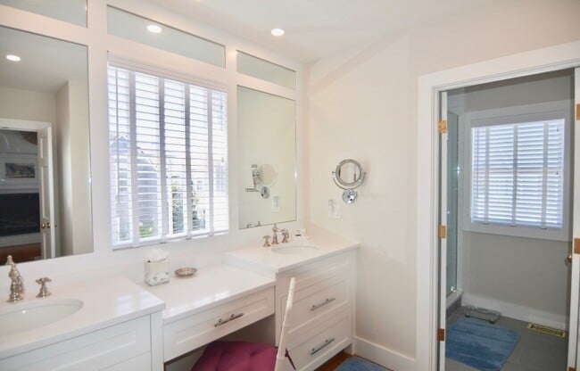 Building Photo - 10 Brant Point Road