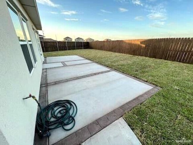 Building Photo - LARGE HOME! 3 BEDROOM!