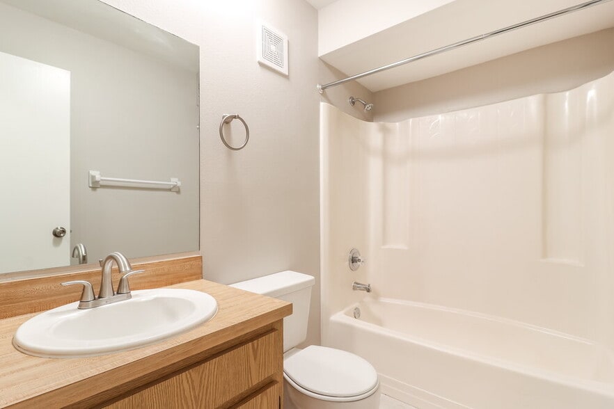 Building Photo - 17507 Cranbrook Dr