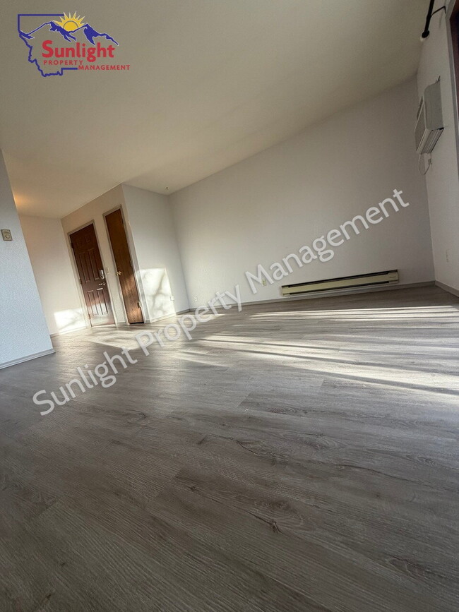 Building Photo - Updated 2-Bedroom Condo in the Heights – Garage, Balcony & Views