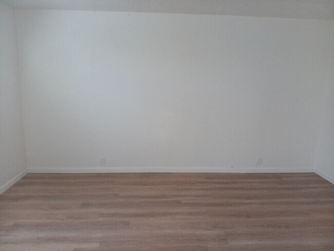 Building Photo - Charming 2-bedroom, 1-bathroom! Showings available NOW!