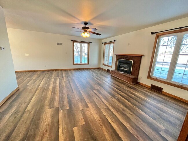 Building Photo - Large 3 Bed/2 Bath East Side Rental Home!