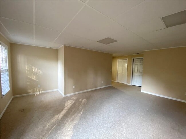 Building Photo - 5190 Southlake Dr