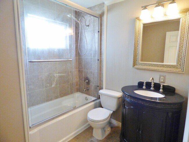 Building Photo - 2 Bd 1 Bath in Marmalade Square Condos