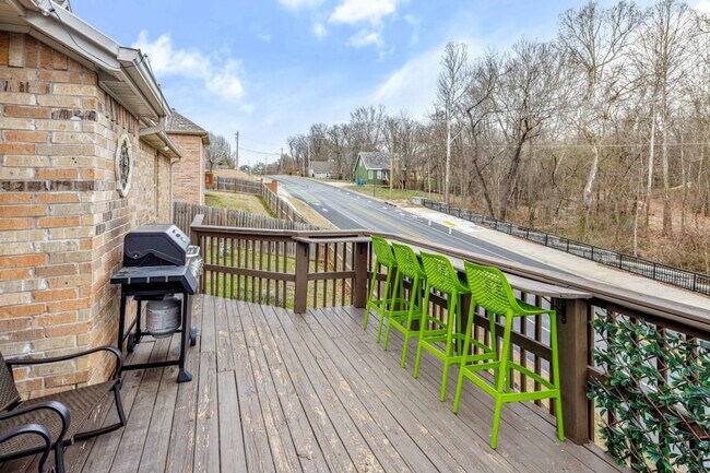 Building Photo - 1802 NW Mustang Ave