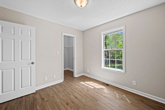 Building Photo - Beautifully Renovated Home!