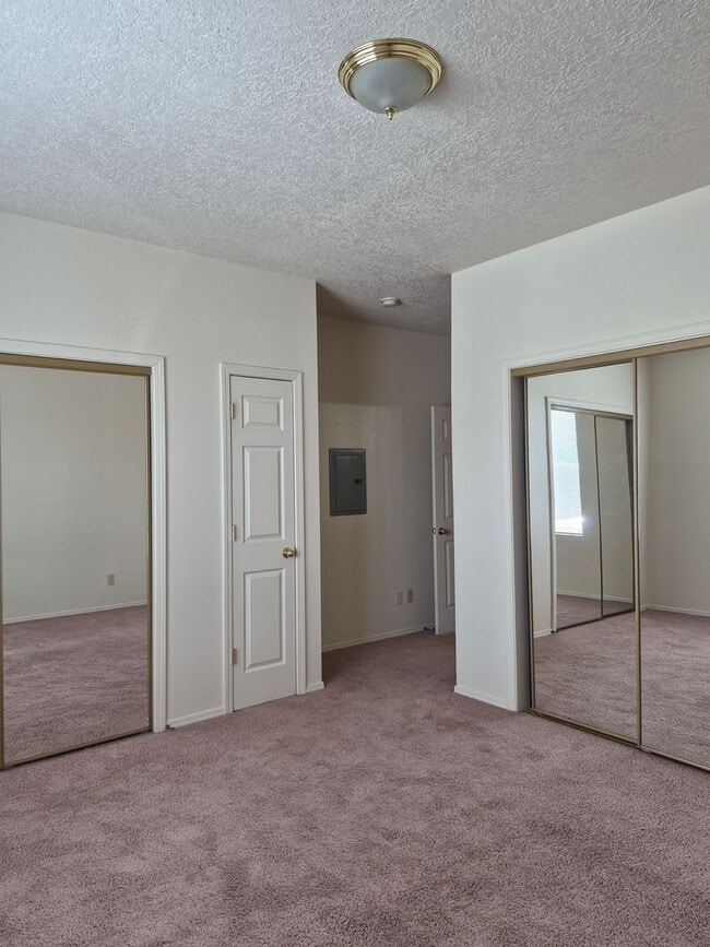 Building Photo - Downstairs Two Bedroom