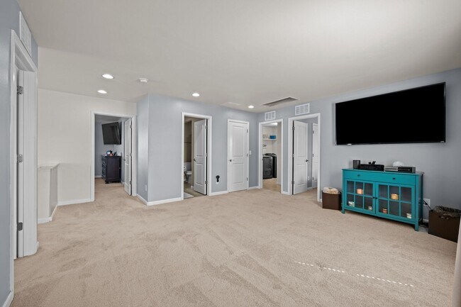 Building Photo - 15411 Village Cir E
