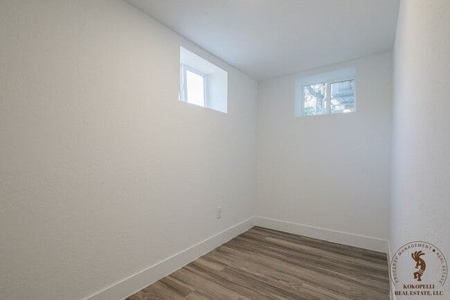 Building Photo - 910 Rood Ave