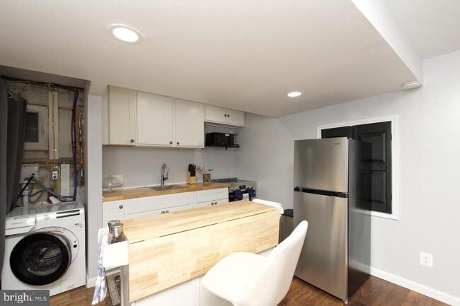 Building Photo - 5576 Neddleton Ave