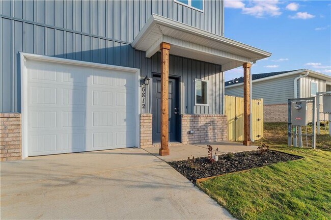 Building Photo - 6812 Memphis