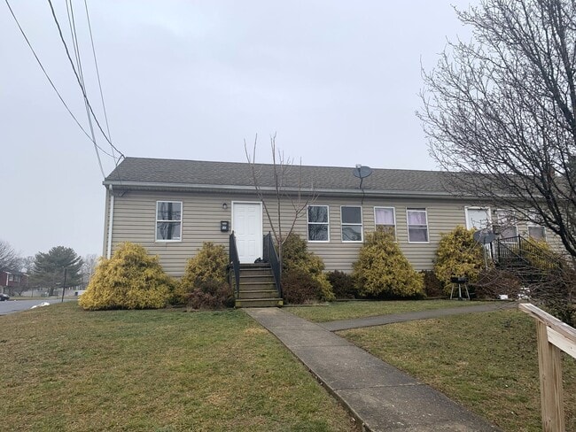 Primary Photo - 533-543 Hollywell Ave