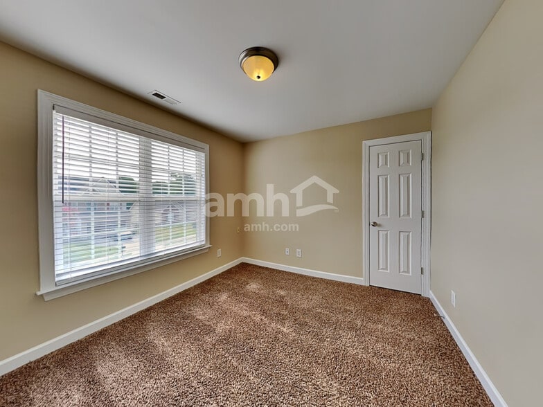 Building Photo - 56 Locket Dr