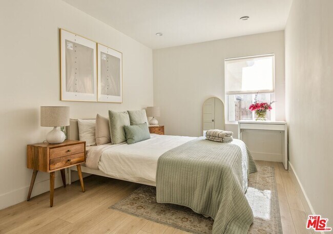 Building Photo - 4616 Rosewood Ave