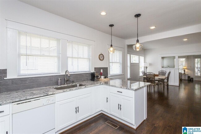 Building Photo - 712 10th Ct S