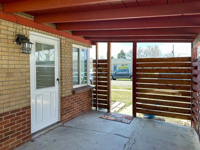 Building Photo - Great two bed / one bath in south Denver f...