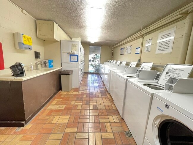 Building Photo - LIKINI WEST studio, pkg, sec, pool