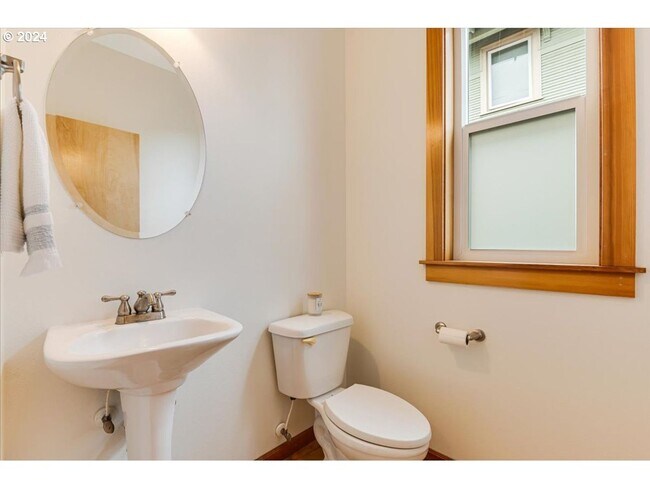 Building Photo - Charming 3-Bed, 2.5-Bath Townhome with Private Patio, Open Floor Plan, and Prime King Neighborhoo...