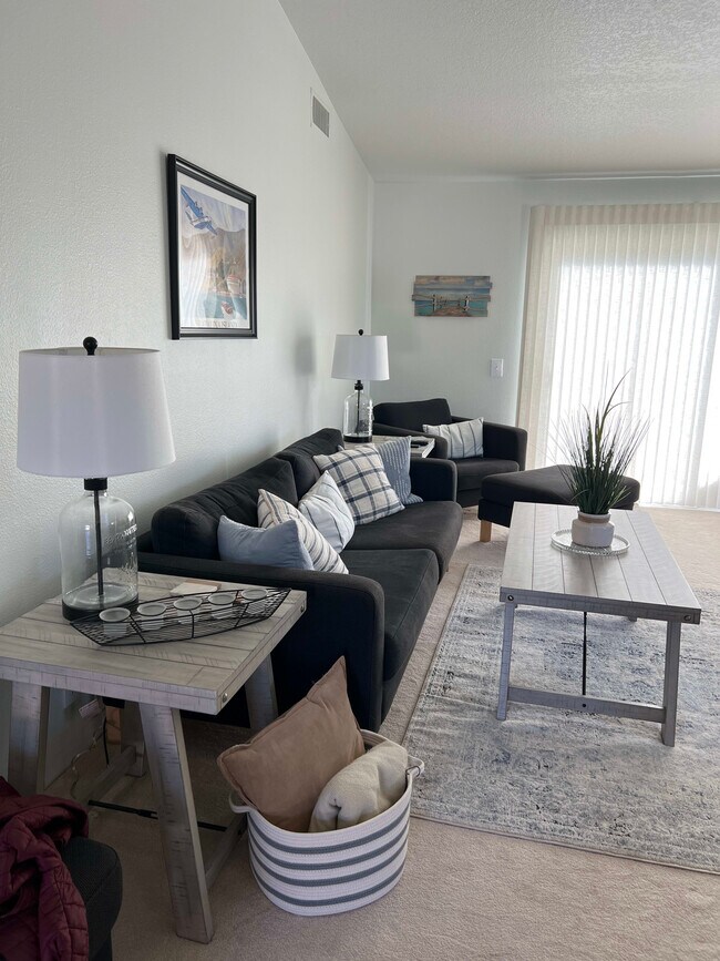 Building Photo - 660 Vista Lago Cir N