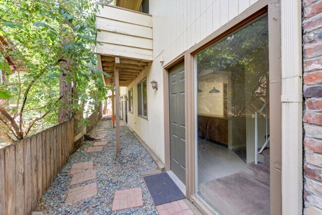 Building Photo - 1000 11th St