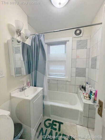 Building Photo - 489 E Broadway