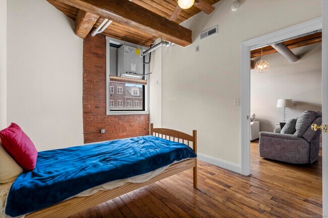 Building Photo - 145 Canal St E