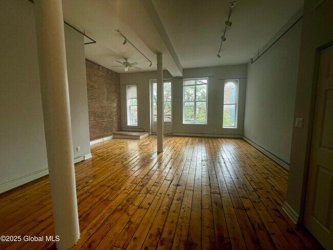 Building Photo - 169 River St