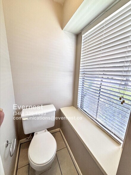 Building Photo - 21222 Park Mt Dr
