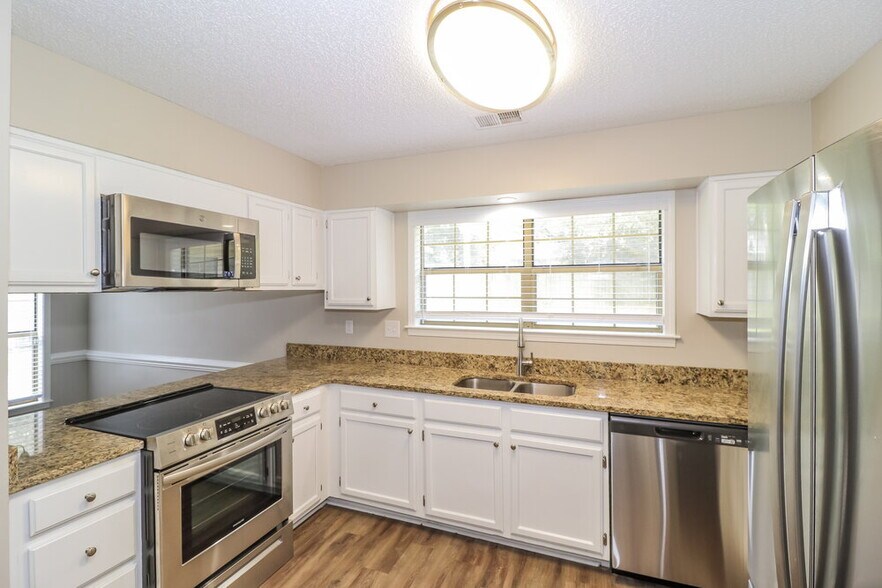 Building Photo - 2696 Mendota Cove