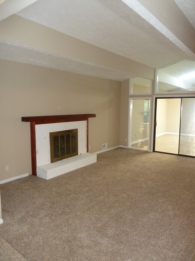 Building Photo - 3 Bed / 2.5 Bath with 2300 Square Feet!! A...