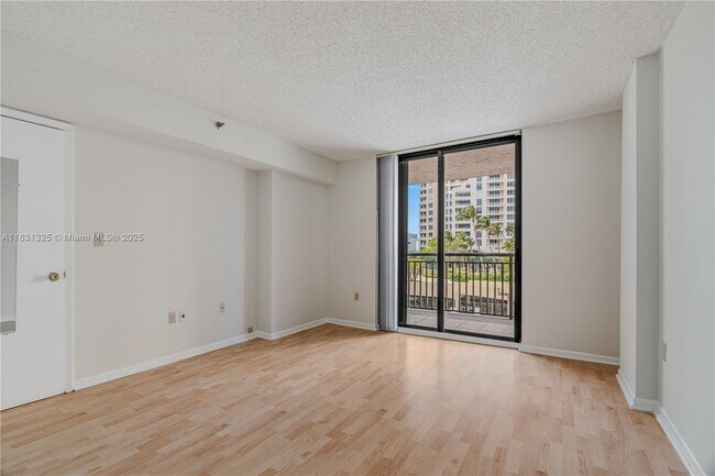 Building Photo - 540 Brickell Key Dr