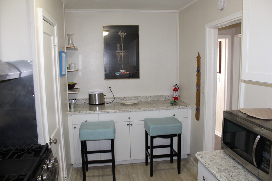 Kitchen nook area - 242 Victory Dr SE