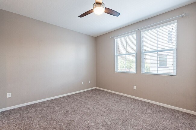 Building Photo - Great 3 Bedroom Townhome - NEW Carpet!