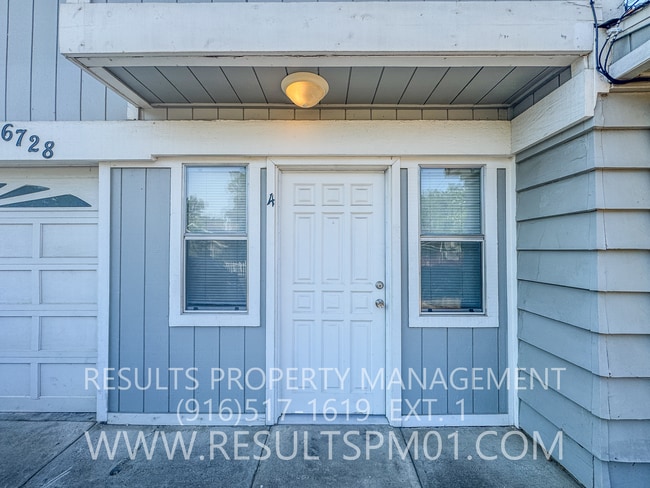Building Photo - Freshly updated 2 bedroom duplex w garage