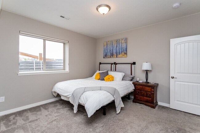 Building Photo - Spacious 4-Bedroom Home in Prestigious For...
