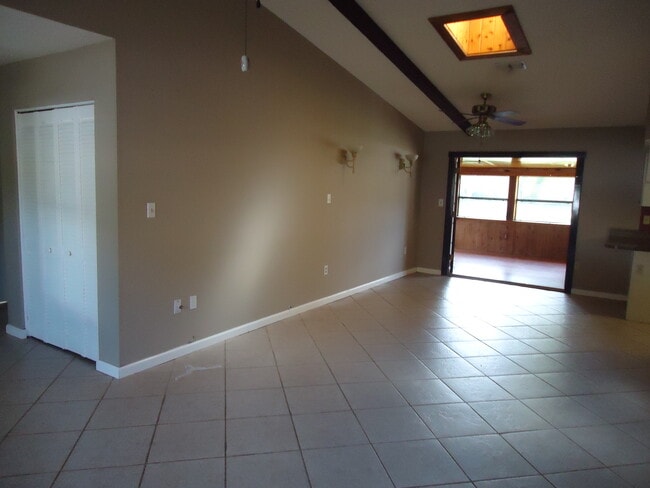 Building Photo - 1440 Vista Pl