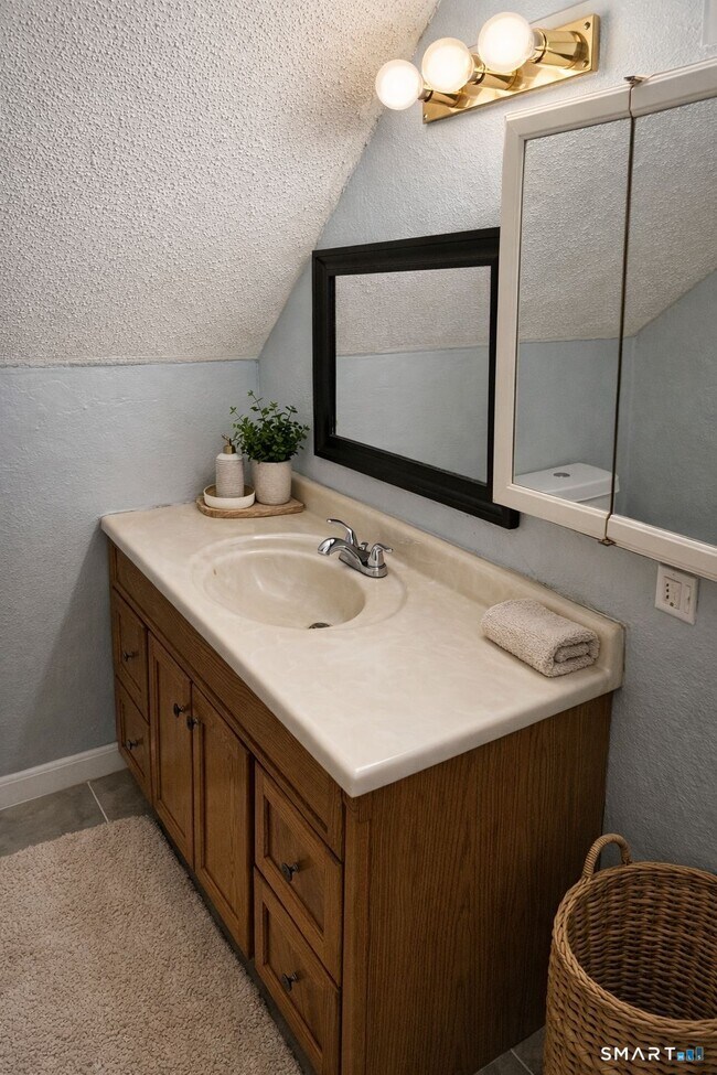 Building Photo - 16 Magnolia St