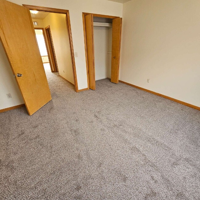 Building Photo - 2 Bedroom Upper Condo w/ Open Kitchen to Living Room Space. All Appliances Included along with Wa...